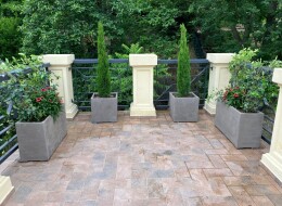 Terrazzo con vasi grigi. 
Cassette 80 x 30 x 45 
Vasi quadrati 40 x 40